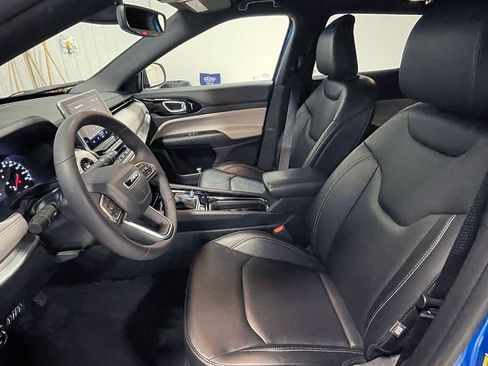 Used 2025 Jeep Compass Limited image 3