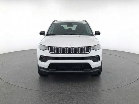 Used 2025 Jeep Compass Latitude AWD/4WD image 2