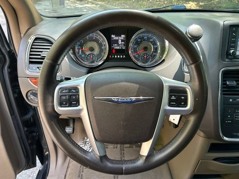 Used 2015 Chrysler Town & Country Touring FWD image 19