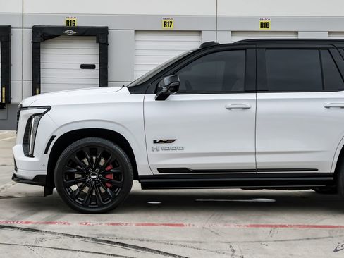 Used 2025 Cadillac Escalade V w/ LPO, ONYX Package AWD/4WD image 9