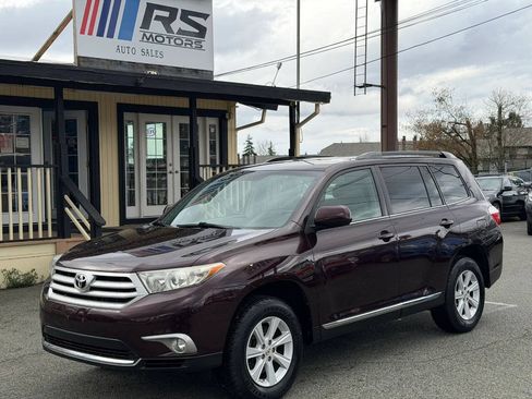 Used 2013 Toyota Highlander Plus AWD/4WD image 2
