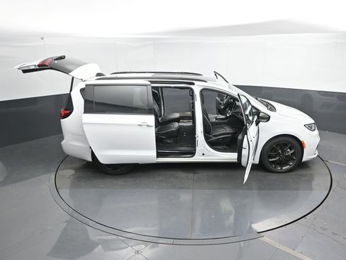 Used 2025 Chrysler Pacifica Limited image 57