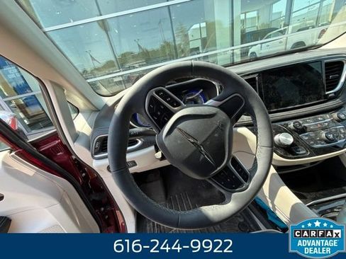 Used 2023 Chrysler Pacifica Limited AWD/4WD image 15