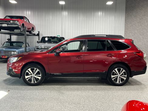 Used 2018 Subaru Outback 3.6R Limited image 2
