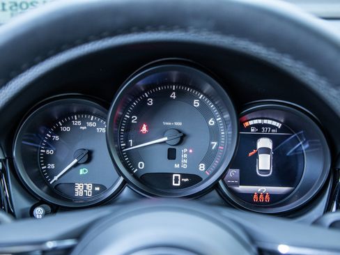 Certified 2025 Porsche Macan image 19