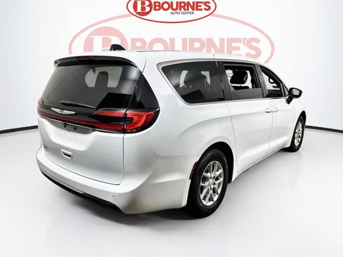 Used 2026 Chrysler Pacifica Select FWD image 9