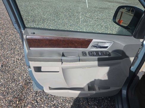 Used 2010 Chrysler Town & Country Touring FWD image 9