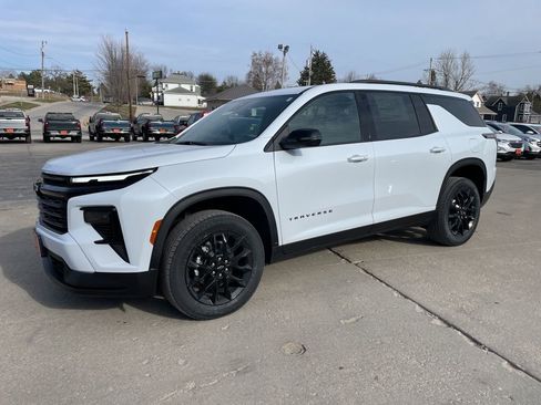 New 2026 Chevrolet Traverse LT image 1