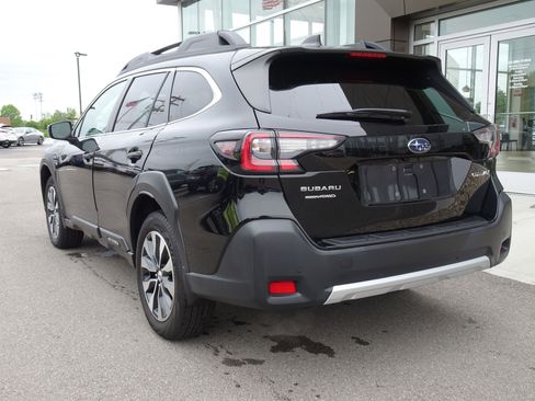 Used 2023 Subaru Outback Limited AWD/4WD image 3