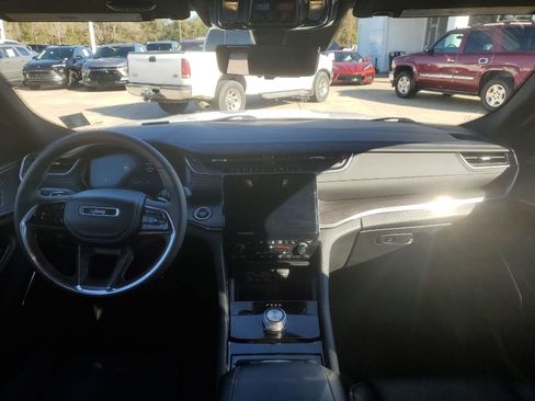 Used 2023 Jeep Grand Cherokee Overland w/ Luxury Tech Group IV image 9