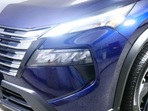 Used 2025 Nissan Rogue SV AWD/4WD image 16