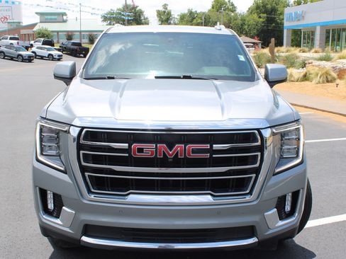 Used 2023 GMC Yukon XL SLT w/ SLT Premium Package AWD/4WD image 3