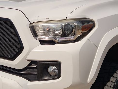 Used 2017 Toyota Tacoma TRD Sport AWD/4WD image 6
