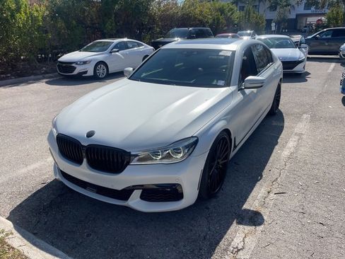 Used 2018 BMW 750i image 2