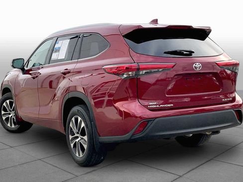 Used 2020 Toyota Highlander XLE AWD/4WD image 12