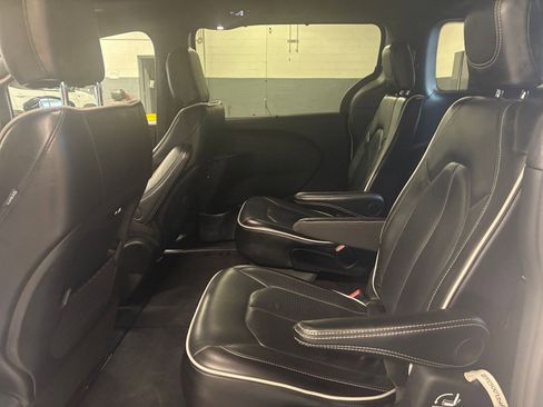 Used 2025 Chrysler Pacifica Limited image 25