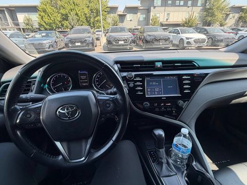 Used 2020 Toyota Camry SE FWD image 11