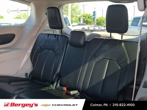 Used 2023 Chrysler Pacifica Touring-L FWD image 14