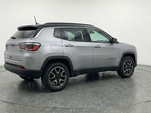 Used 2025 Jeep Compass Trailhawk image 9