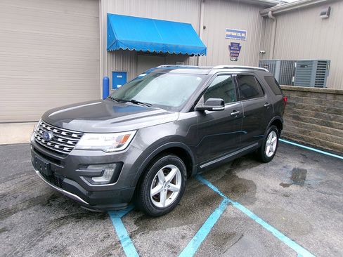 Used 2017 Ford Explorer XLT w/ Equipment Group 202A image 4