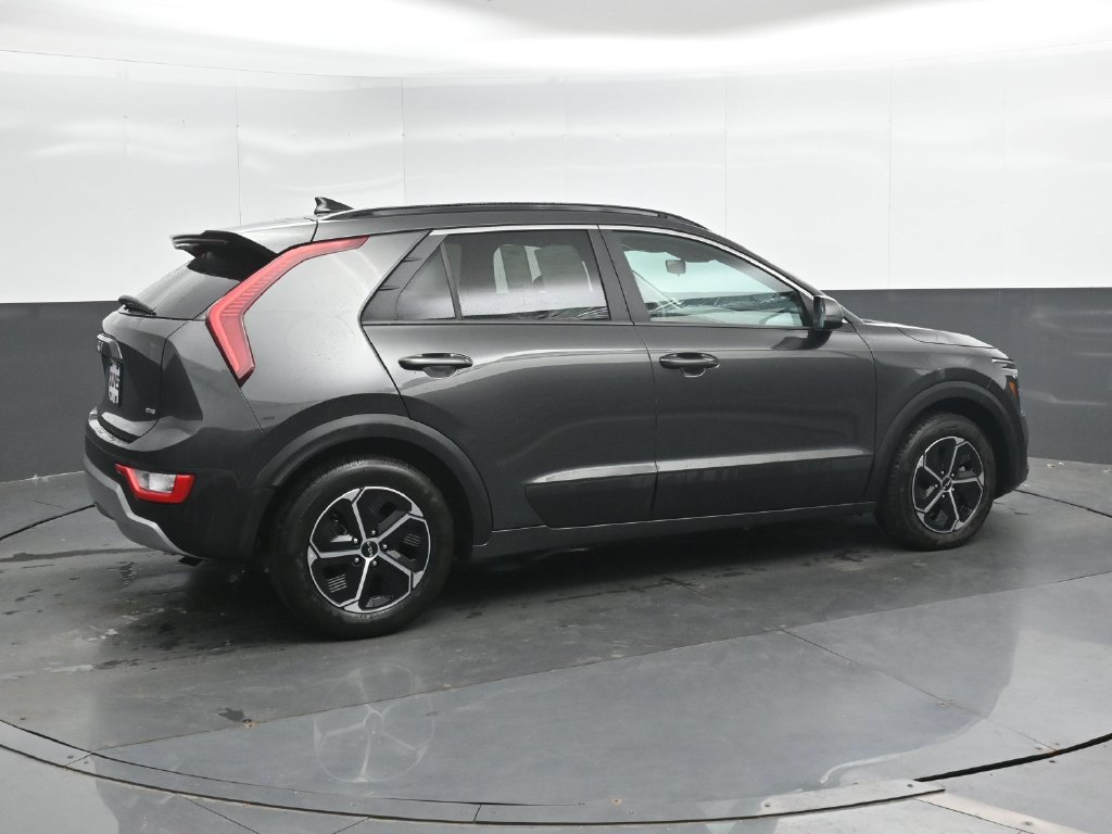 Used 2025 Kia Niro LX FWD image 2