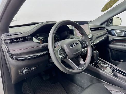 Used 2024 Jeep Compass Trailhawk image 9