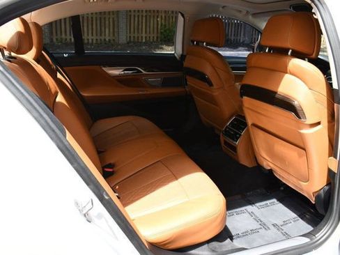 Used 2018 BMW 750i image 43