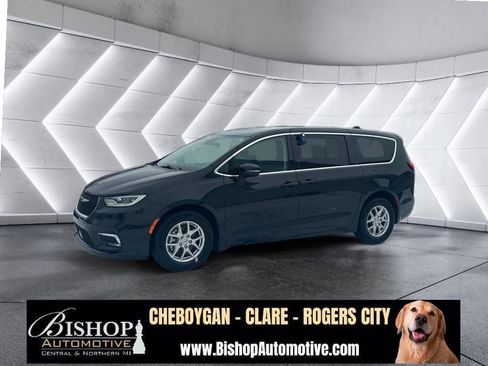 Used 2023 Chrysler Pacifica Touring-L image 16