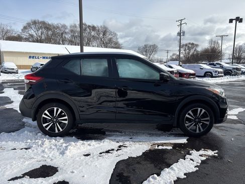 Used 2019 Nissan Kicks SV image 8