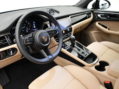 Certified 2025 Porsche Macan image 4