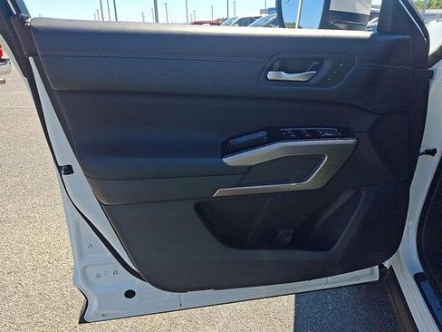 Used 2024 Nissan Pathfinder Platinum image 12