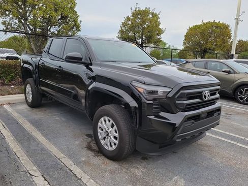 Used 2025 Toyota Tacoma SR image 3