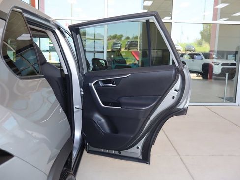 Used 2021 Toyota RAV4 XLE AWD/4WD image 35