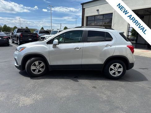 Used 2019 Chevrolet Trax LT w/ LT Convenience Package FWD image 4