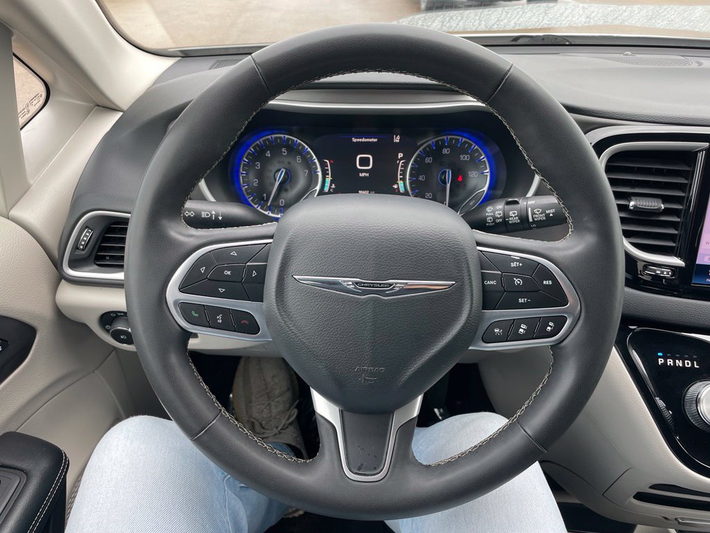 Used 2022 Chrysler Pacifica Touring-L FWD image 22
