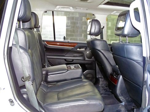 Used 2016 Lexus LX 570 4WD image 11