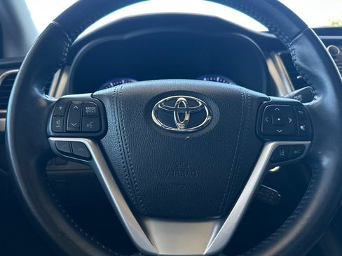 Used 2018 Toyota Highlander SE FWD image 31