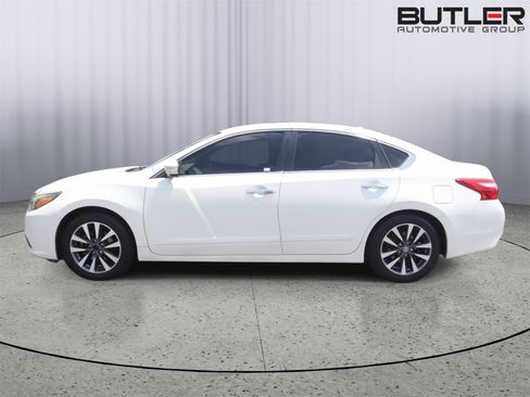 Used 2016 Nissan Altima 2.5 SL w/ 2.5 Technology w/LED Package FWD image 3