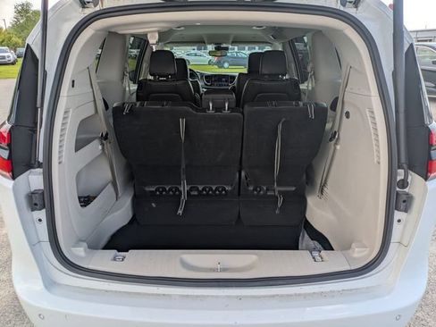 Used 2024 Chrysler Pacifica Touring-L FWD image 28