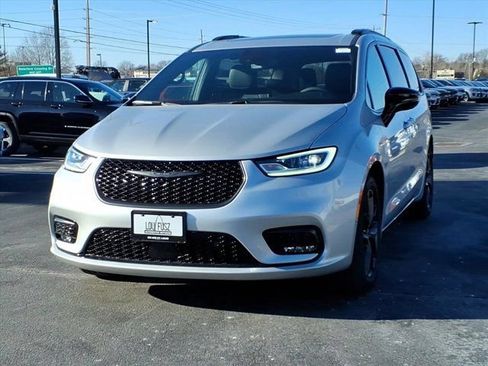 New 2026 Chrysler Pacifica Limited w/ S Appearance Package FWD image 2