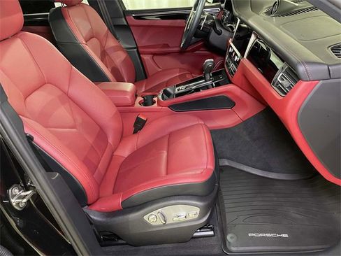 Used 2025 Porsche Macan image 23