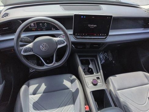 Used 2025 Volkswagen Tiguan SE FWD image 19