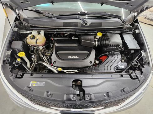 Used 2018 Chrysler Pacifica Touring Plus FWD image 36