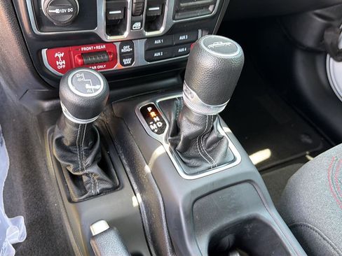 Used 2024 Jeep Gladiator Rubicon w/ Convenience Group AWD/4WD image 26