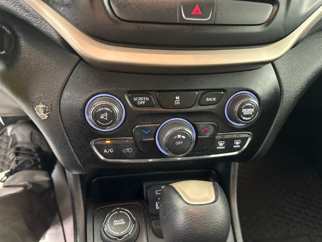 Used 2015 Jeep Cherokee Latitude w/ Cold Weather Group AWD/4WD image 17