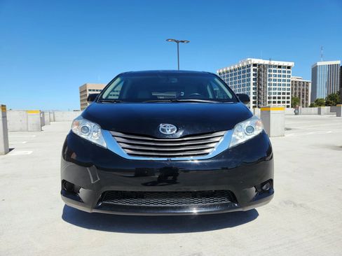 Used 2015 Toyota Sienna XLE w/ XLE Navigation Package image 8