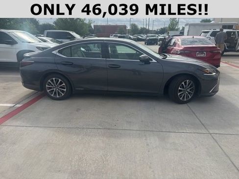 Used 2022 Lexus ES 300h w/ Premium Package FWD image 2