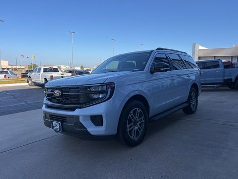 New 2026 Ford Expedition Active image 3