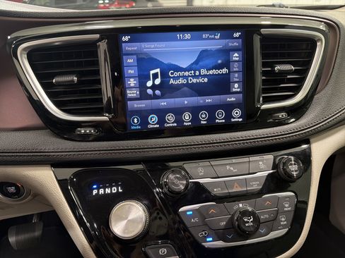 Used 2018 Chrysler Pacifica Limited FWD image 20