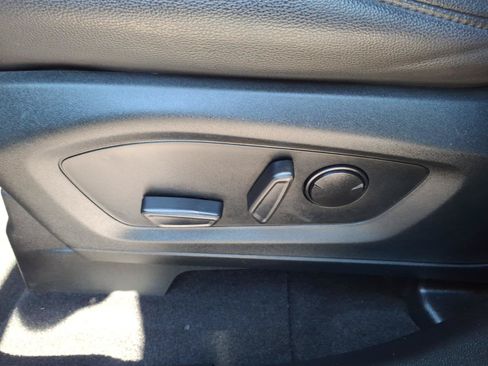 Used 2020 Ford Explorer XLT w/ Equipment Group 202A AWD/4WD image 17